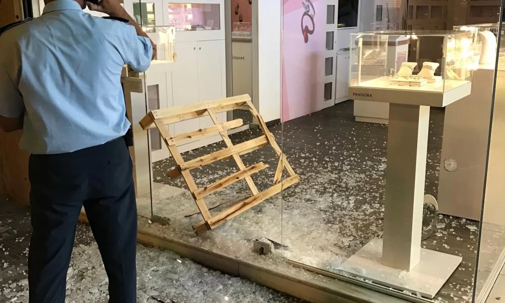 Νυχτερινή επίθεση με βαριοπούλες σε βιτρίνες και ATM της Ερμού